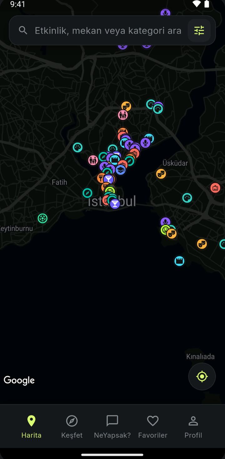 NeYapsak? uygulamasının harita ekranı: İstanbul haritasında kategori kategori etkinlik pinleri.